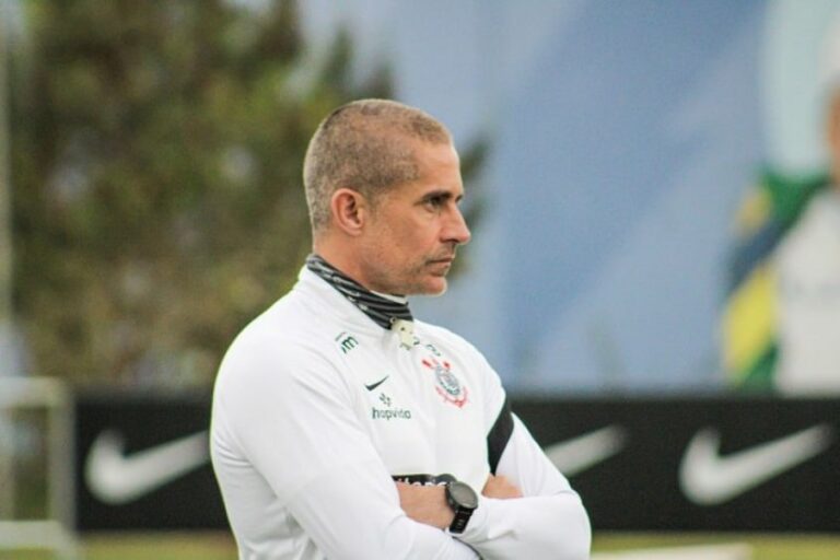 Sylvinho passa por procedimento para corrigir arritmia cardíaca