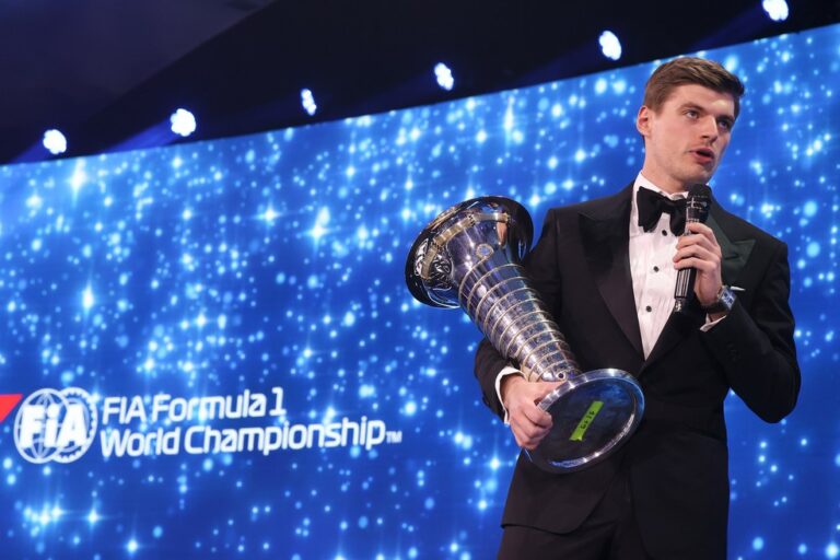 Verstappen recebe troféu de campeão da F1: “Alcancei objetivo da vida”
