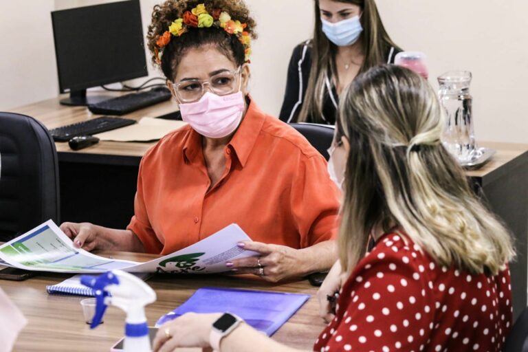Perpétua garante emenda para fabricação de absorventes e fraldas por reeducandas