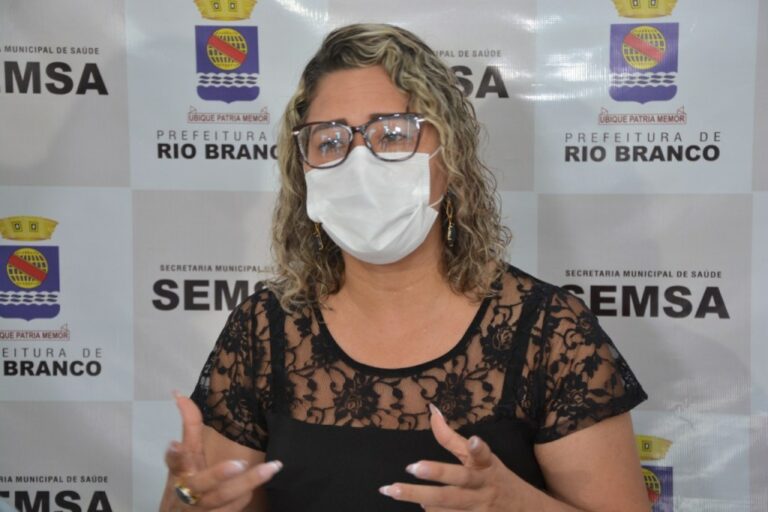 Secretaria Municipal de Saúde realiza coletiva para esclarecer suspensão de exames laboratoriais