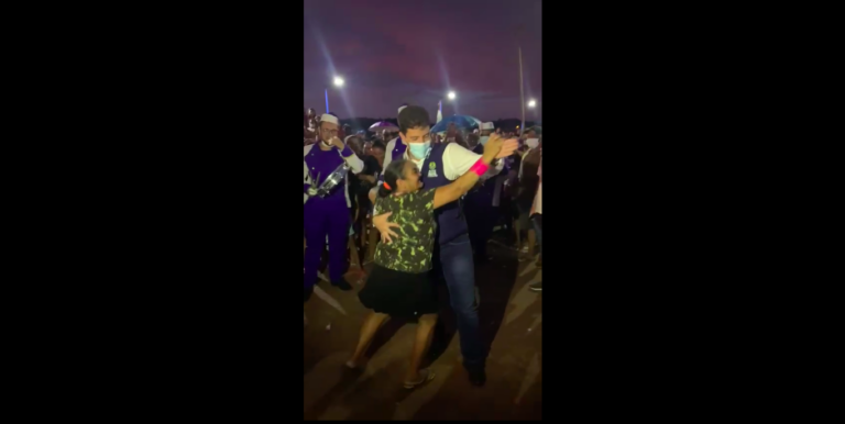 Gladson dança com moradora no aniversário de Feijó e vídeo viraliza: “Mostrando como se dança forró”