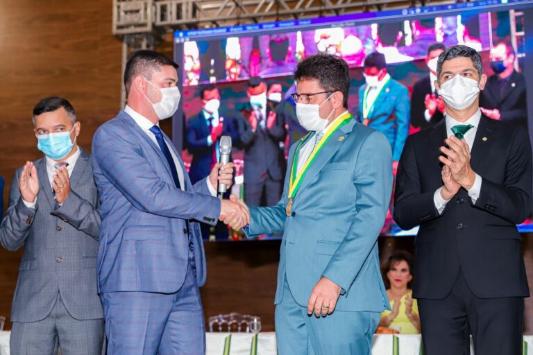 Em sessão solene, Aleac homenageia 178 personalidades e encerra ano legislativo