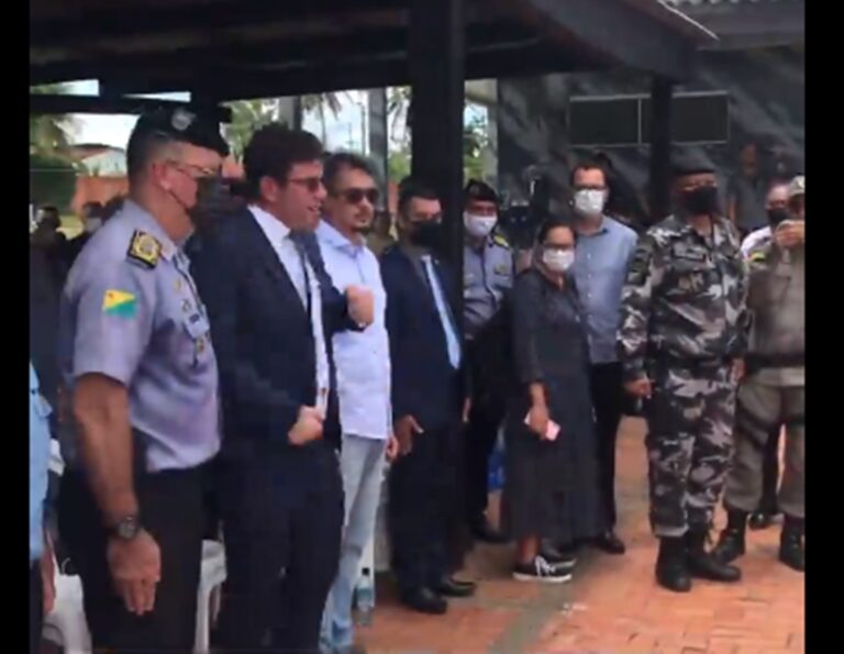 Gladson viraliza na internet após reagir de forma engraçada a cumprimento de policial; vídeo