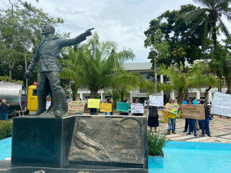 “Vacina não cura”: grupo protesta contra passaporte da vacina e imunização de crianças em evento do aniversário de RB
