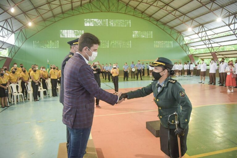 Governador participa de passagem de comando e Escola Militar Tiradentes está sob nova direção