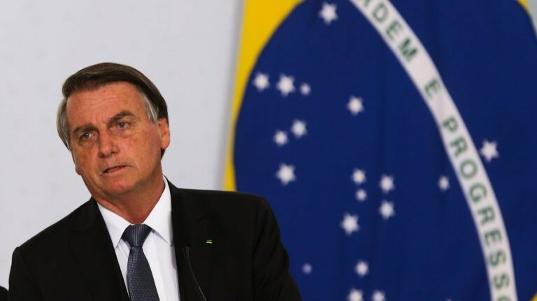 Na TV, Bolsonaro critica passaporte vacinal e defende prescrição médica para imunização de crianças