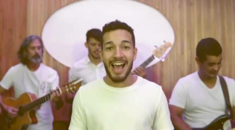 Prefeitura de Cruzeiro do Sul lança campanha natalina com Gustavo Matias, finalista do The Voice