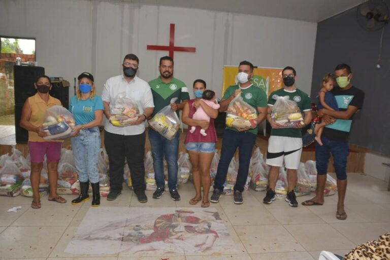 Torcedores entregam cestas básicas ao Mesa Brasil Sesc