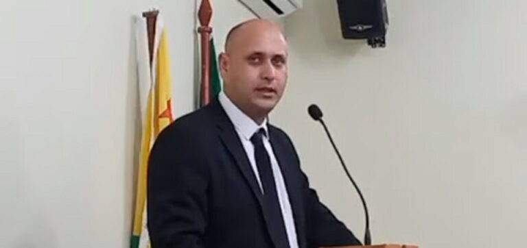 Vereador diz que foi agredido por Mazinho e protesto em Sena vira caso de polícia