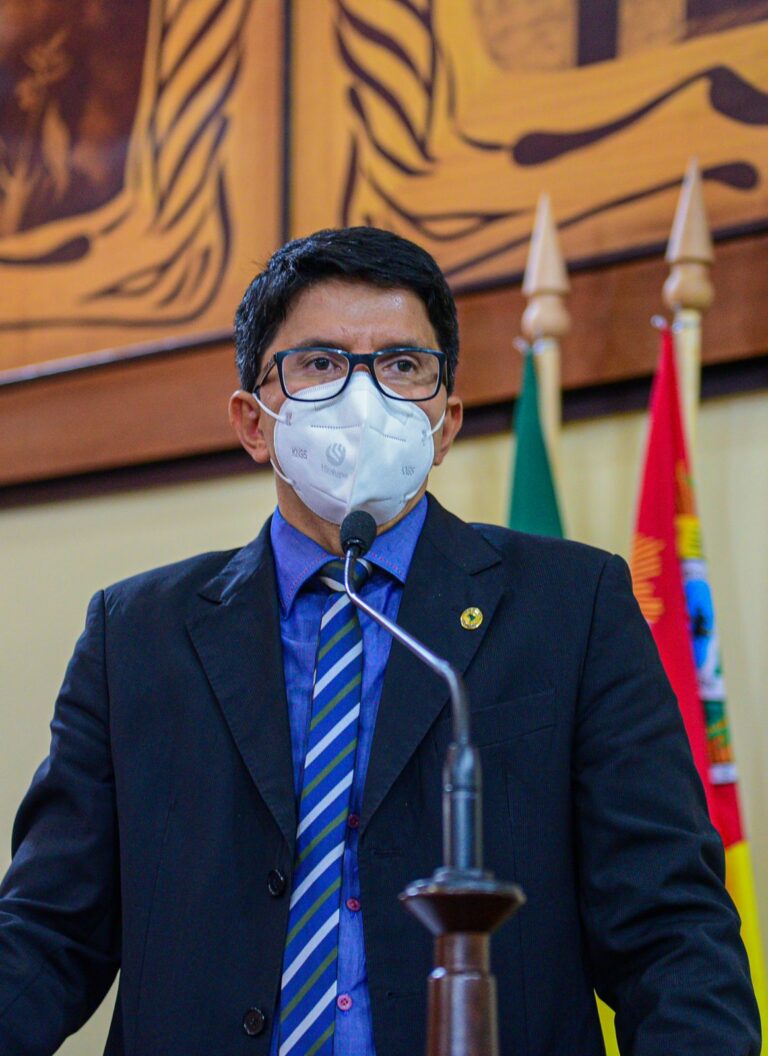 Jenilson se emociona na tribuna da Aleac ao homenagear sua avó que faleceu na terça