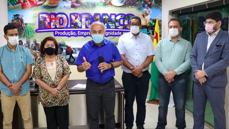 Bocalom anuncia abono de R$ 9.500 mil para servidores da educação; veja quem tem direito