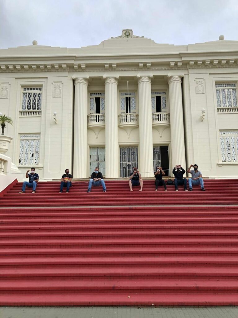 Outros seis aprovados no cadastro de reserva se acorrentam em frente ao Palácio