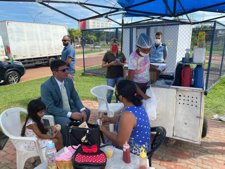 Gladson começa sexta com ‘cafezinho’ na rua e ‘paparicos’ da mãe nas redes sociais; confira
