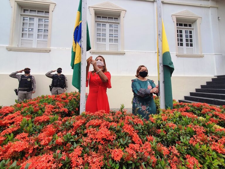 Ato solene de hasteamento dos pavilhões nacional e acreano marca Dia da Justiça no TJAC