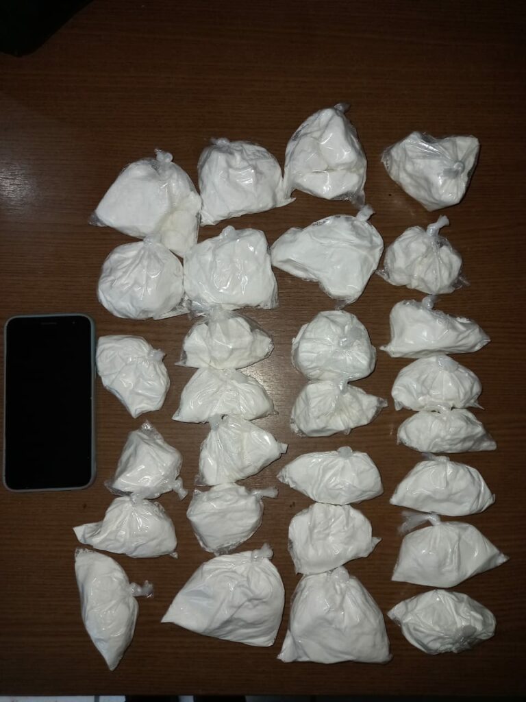 Mulher é presa na estrada de Manoel Urbano com 28 pacotes de cocaína