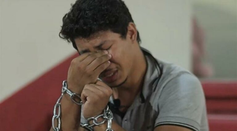 Aos prantos, jovem do cadastro de reserva da PC completa 10 dias acorrentado em frente ao Palácio