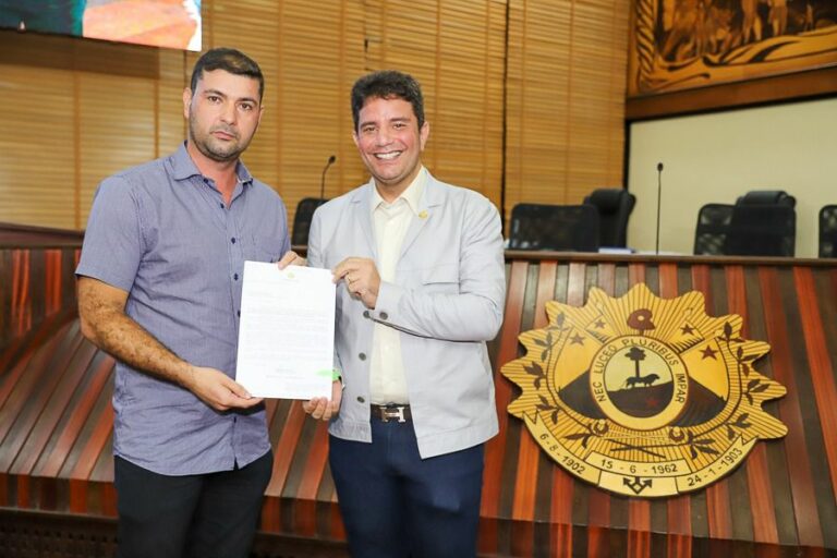 Gladson entrega projeto do abono e Nicolau garante celeridade para aprovação na Aleac