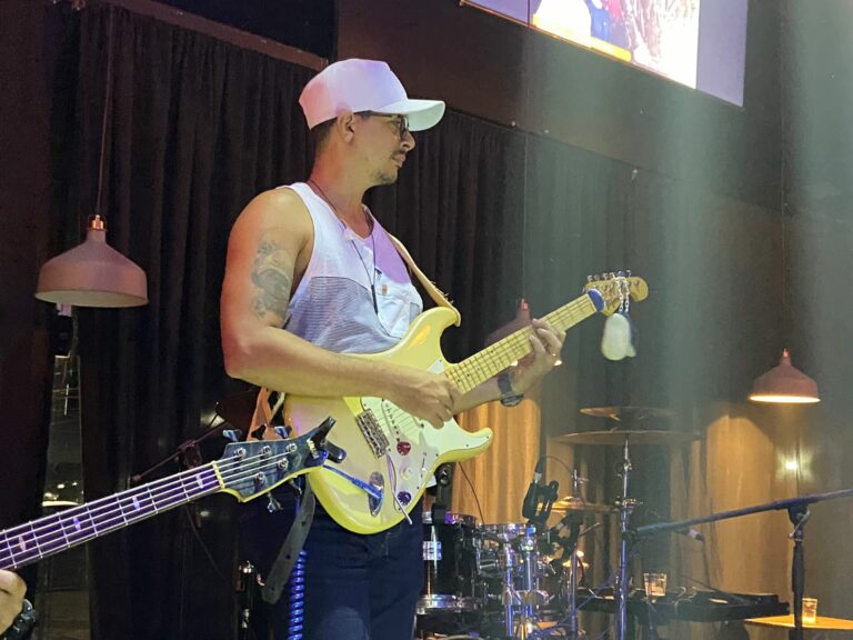 No AC, músico se apresenta com sapatinho de bebê pendurado em guitarra: “Lembrar que eu saio de casa motivado pelo meu filho”