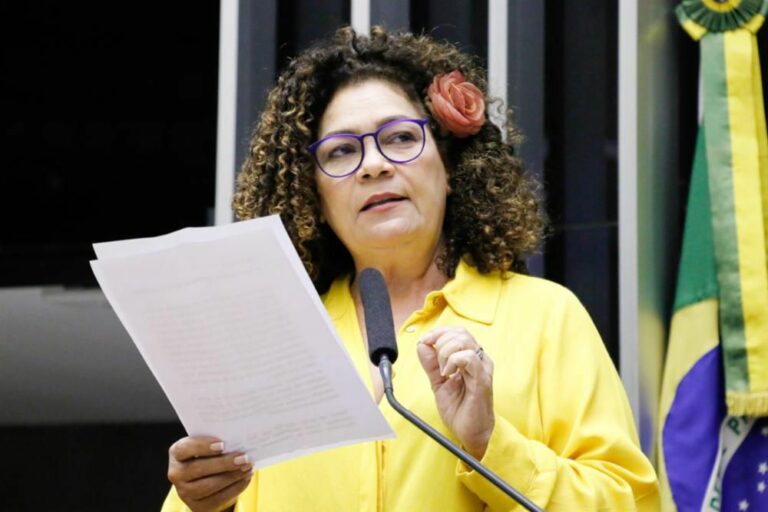 Deputada apresenta projeto que suspende aumento de mais de 20% na conta de luz