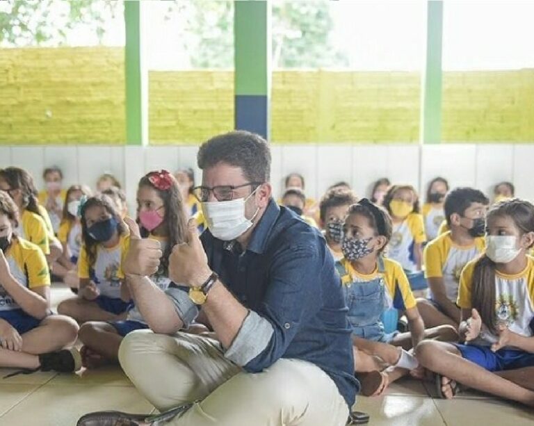 Gladson e primeira-dama brincam de amarelinha africana com crianças e viralizam na internet