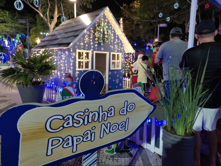 ‘Nunca vi tão bonita’: Bocalom acende luzes de Natal na Praça da Revolução; veja como ficou