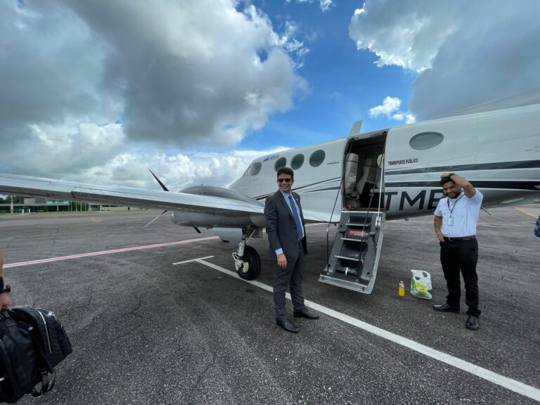 Gladson diz estar à disposição de investigadores e segue cumprindo agenda no interior do Acre