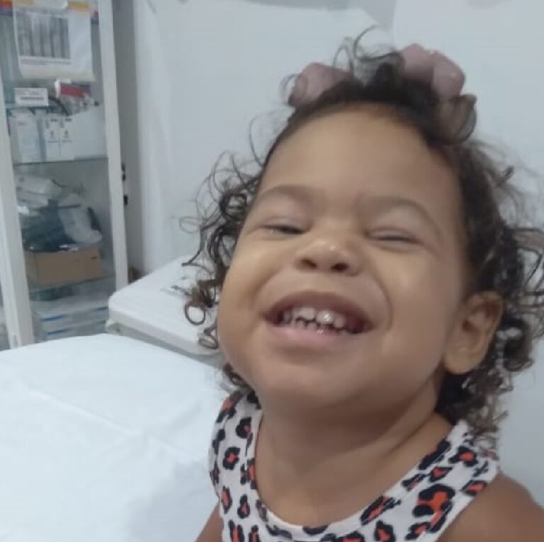 No AC, menina de 1 ano convive com doença genética e precisa fazer exames em MG: “Até se chorar, perde sangue”