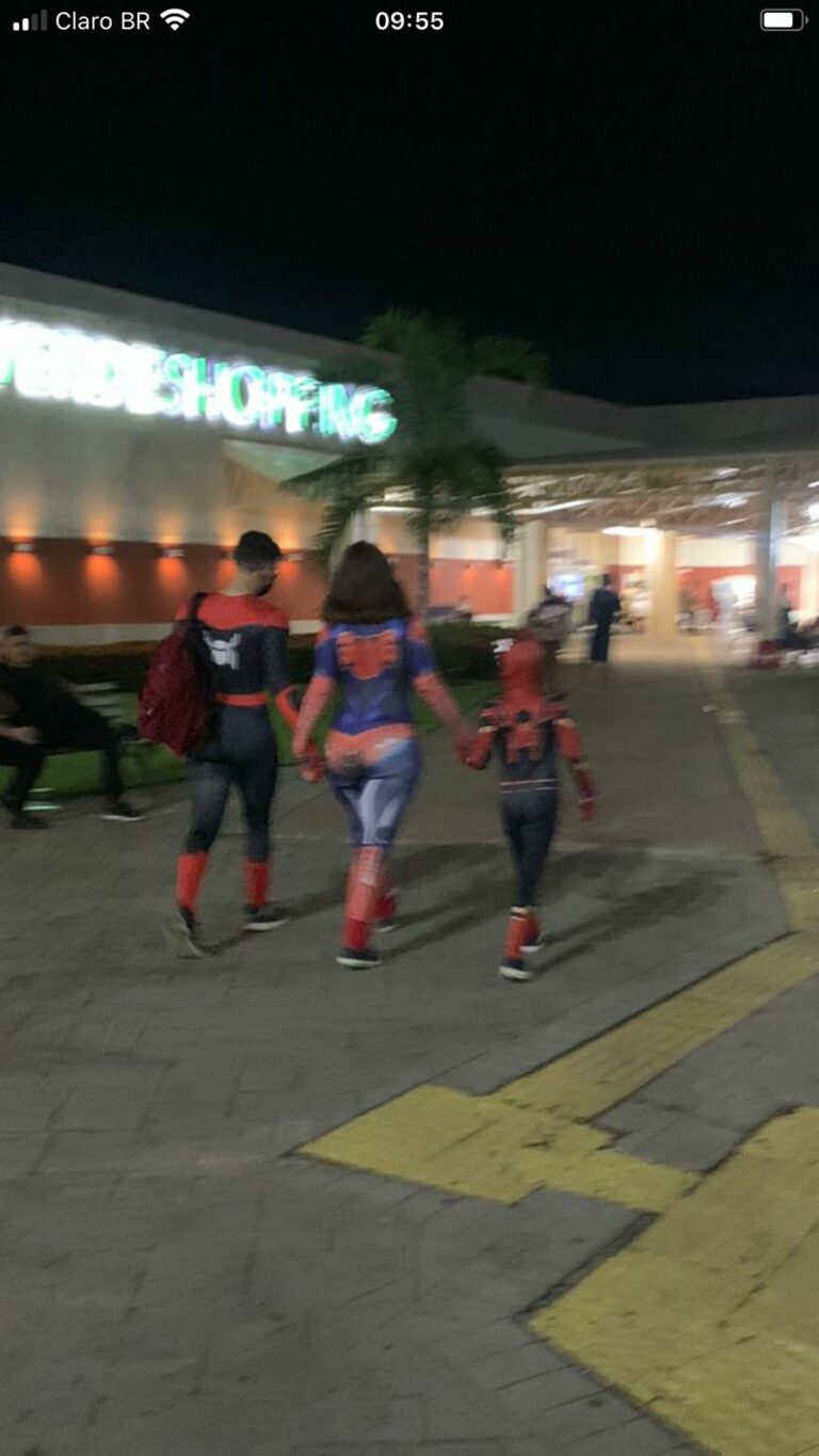 No AC, casal se fantasia para assistir Homem-Aranha no cinema e viraliza na web: “Eu e quem?”, dizem internautas