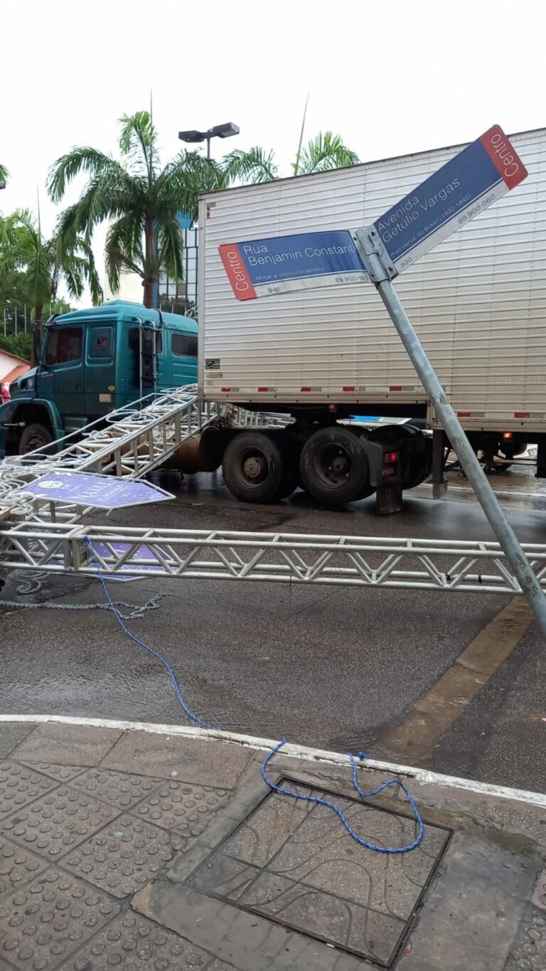 Caminhão destrói parte da ornamentação de Natal do Palácio Rio Branco; veja o vídeo