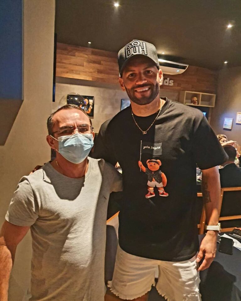 Goleiro Weverton, campeão da Libertadores pelo Palmeiras, almoça em restaurante de Rio Branco e é tietado