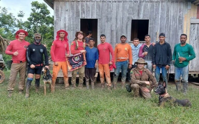 Vídeo: Bombeiros resgatam jovem com deficiência mental que estava desaparecido em mata no AC há cinco dias