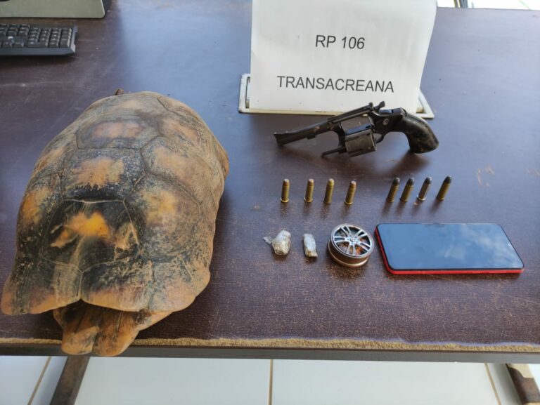 Homem é preso com arma, droga e animal silvestre em rodovia no Acre