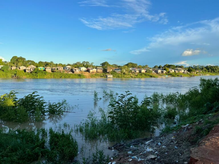 Rio Iaco cheio em Sena Madureira