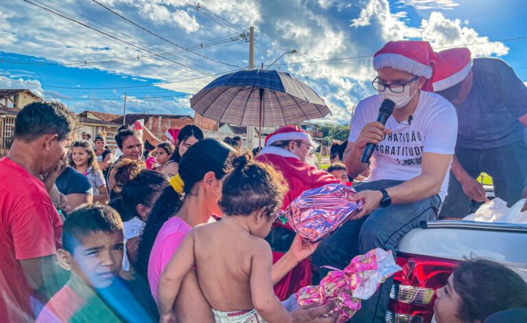 Acompanhado do Papai Noel, deputado Jenilson distribui presentes a crianças na Baixada da Sobral