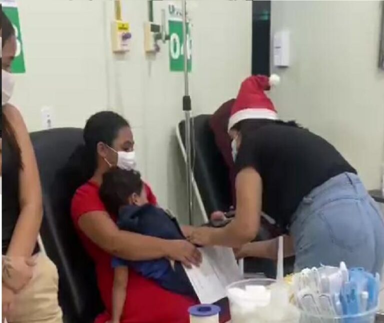 Influenciadora do AC distribui doces em unidade de saúde e comove mãe de menino autista: “Mesmo com 39,5 graus de febre, sorriu”