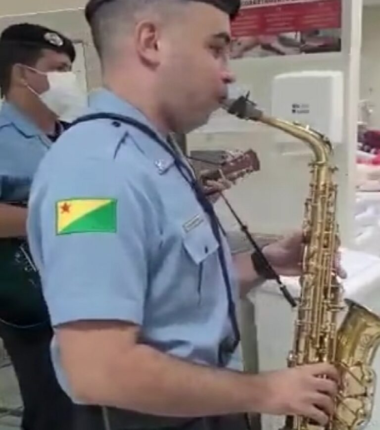 Banda da PMAC se apresenta com música natalina em hospital no AC e emociona internados