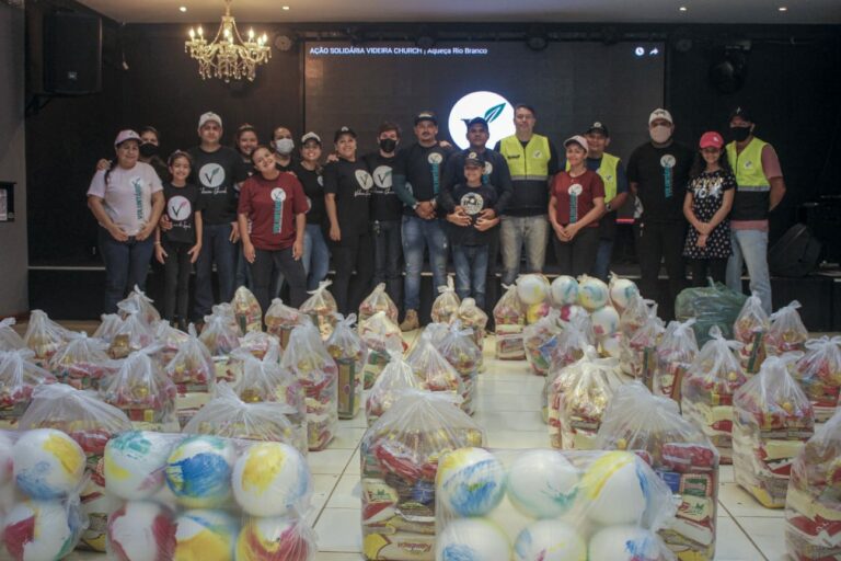 Igreja em Rio Branco beneficia mais de 100 famílias com sacolões e brinquedos em projeto de Natal
