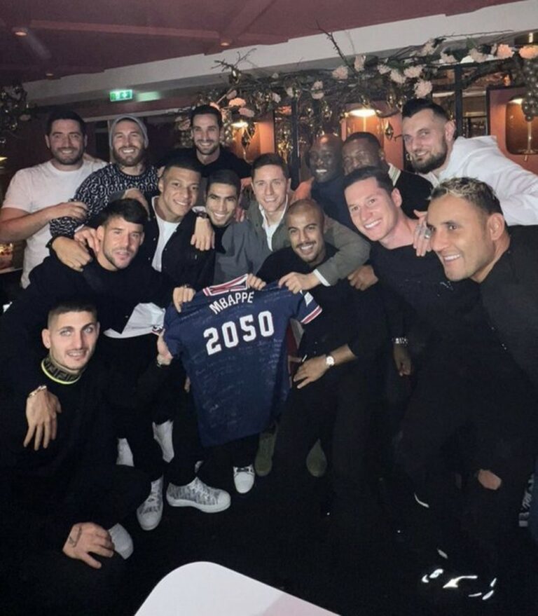 Elenco do PSG “renova” contrato de Mbappé até 2050 em festa de aniversário do craque
