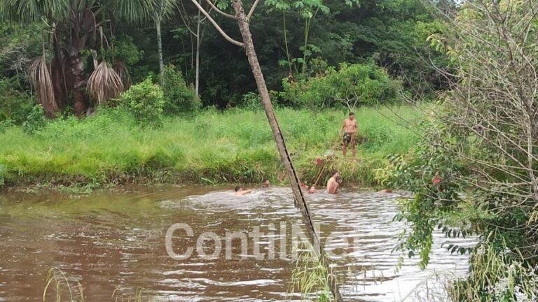 Motorista perde controle e família inteira cai dentro de açude da rodovia AC-40