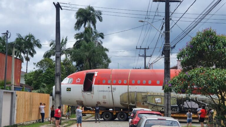 Transporte de avião comprado por casal paralisa cidade