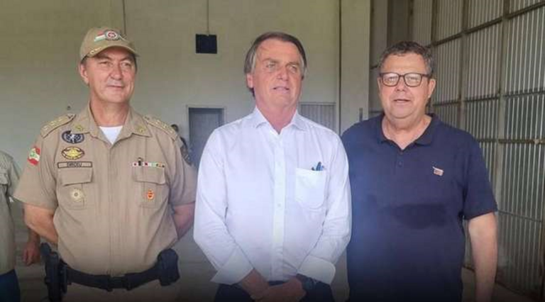 Deputado que encontrou Bolsonaro sem máscara está com covid