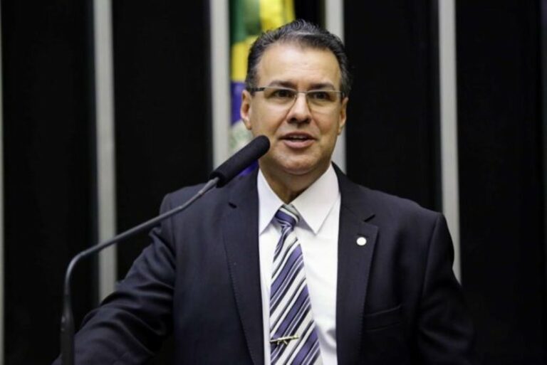 PL deve receber mais de 20 deputados, diz Capitão Augusto