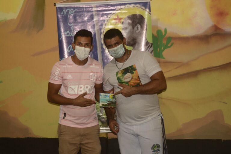 “No balanço das ondas”: mestre de capoeira lança CD com músicas autorais