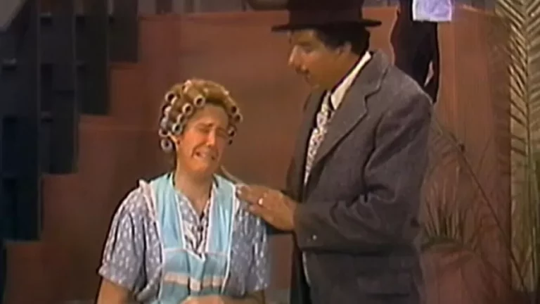 ‘Chaves’: Professor Girafales vivia caso extraconjugal com Dona Florinda