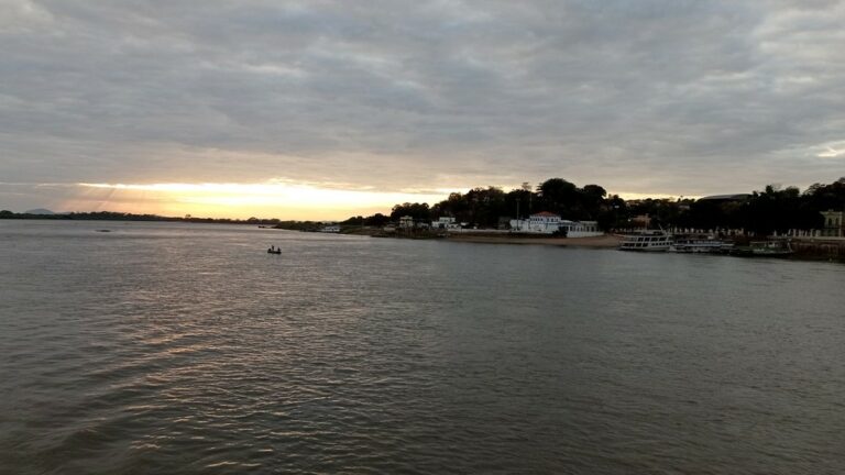 Canoa com família vira e indígena morre afogado em rio