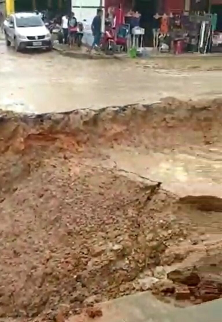 Lojistas se sentem prejudicados com obra de drenagem feita por prefeitura durante inverno em Sena