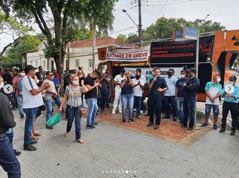 Após paralisação geral na última semana, servidores da Saúde realizam protesto em frente à Aleac