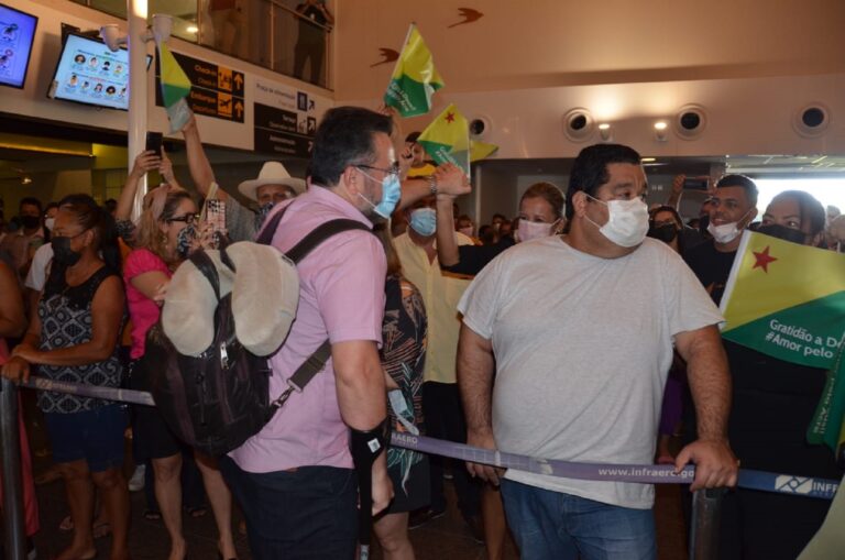 Após cirurgia, Alan Rick é recepcionado por familiares, amigos e apoiadores no Aeroporto de RB