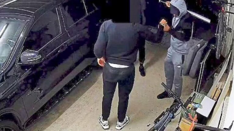 Brasileiro da Premier League é atacado com taco, dá soco e ladrão é preso; veja