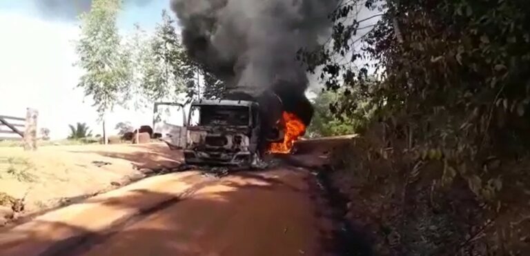 VÍDEO: Caminhão leiteiro pega fogo em estrada rural de Ariquemes, RO